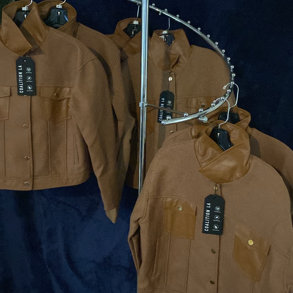 Heavy duty and classy camel jacket. Dress up or dress down jacket. Be chic! - Picture 7 of 7